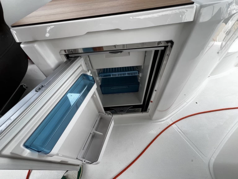 Hire Motorboat Bavaria with a boat licence