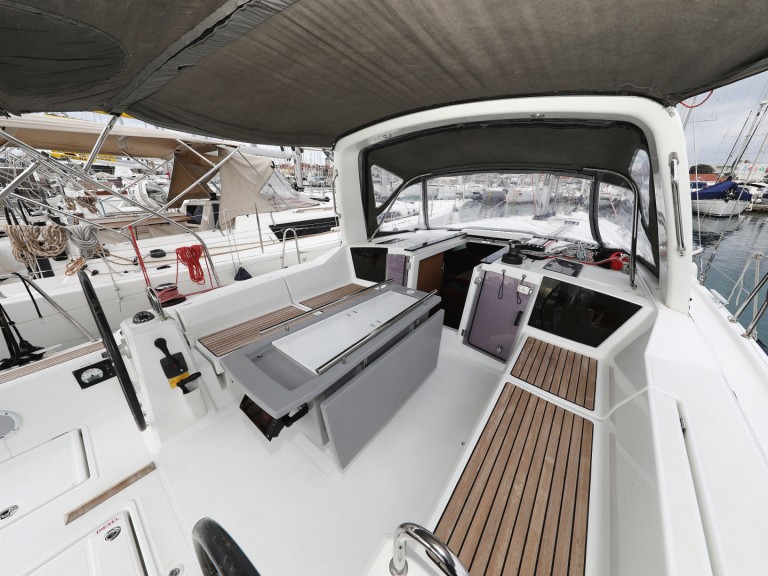 Sailboat hire in Šibenik - Bénéteau Oceanis 41.1
