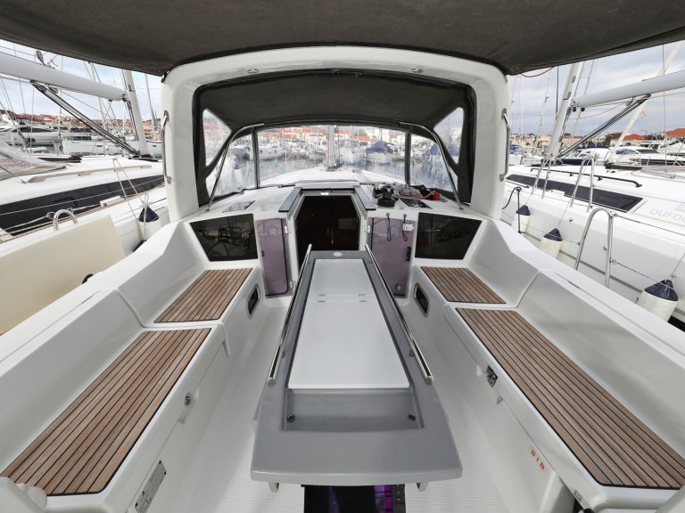 Charter a Bénéteau Oceanis 41.1 in Šibenik on Samboat