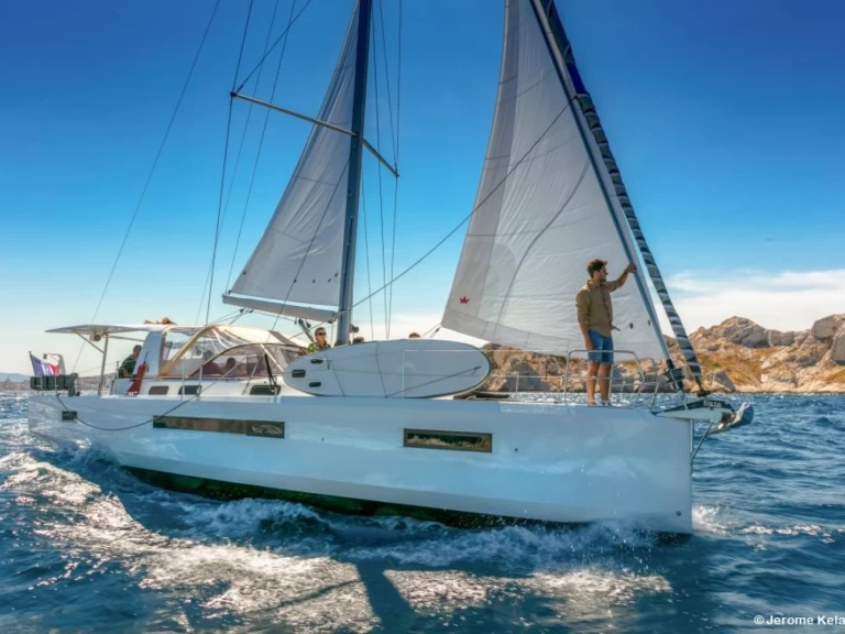 Hire Sailboat Jeanneau with a boat licence