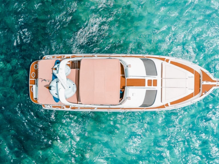 Hire a Sea Ray 50 Cancún