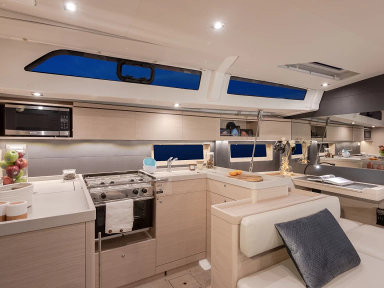 Yacht charter Antigua - Jeanneau Sun Odyssey 52.2 on SamBoat