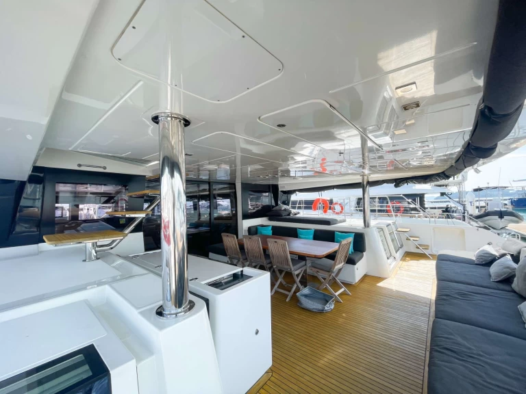 Hire Luxury Yacht Lagoon with a boat licence