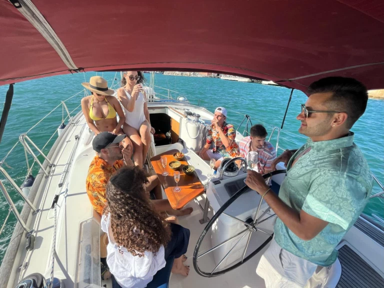 Hire a Bénéteau Oceanis Clipper 423 Barcelona