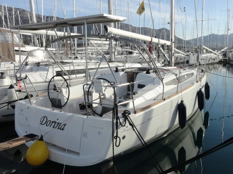 Hire Sailboat Jeanneau with a boat licence
