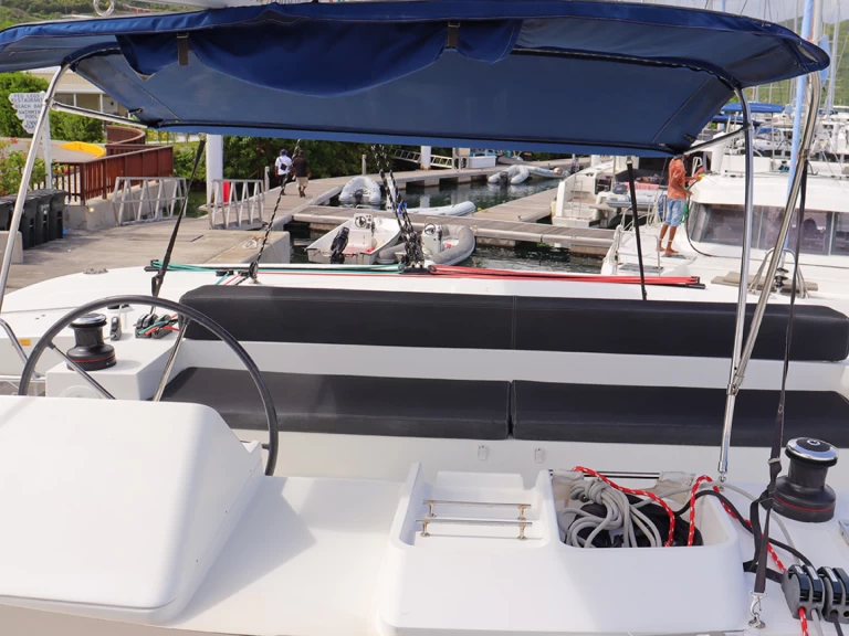 Hire Catamaran Lagoon with a boat licence