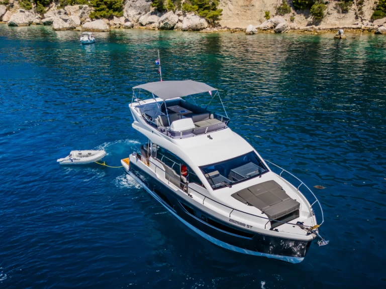 Hire a Sealine Sealine F430 Kaštela