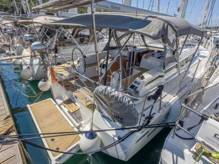 Hire a Bavaria Bavaria C42 Pula