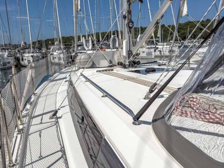 Yacht hire Pula cheap Bavaria C42