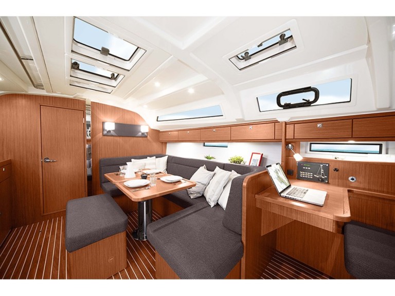 Charter a Bavaria Bavaria 41 BT '15 in Sukošan on Samboat