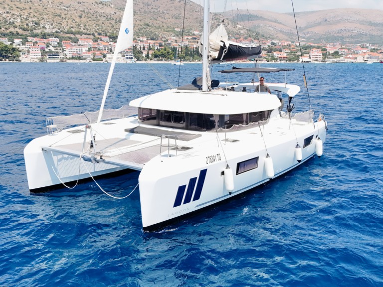 Hire Catamaran Lagoon with a boat licence