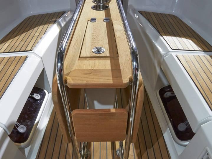 Hire Sailboat with or without skipper Jeanneau Port Fréjus