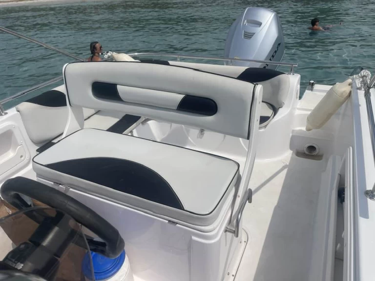 Hire Motorboat Ranieri with a boat licence