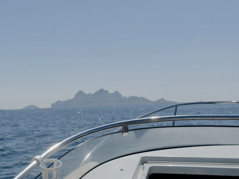 Hire a Bénéteau Flyer 5 Grand Prix Marseille