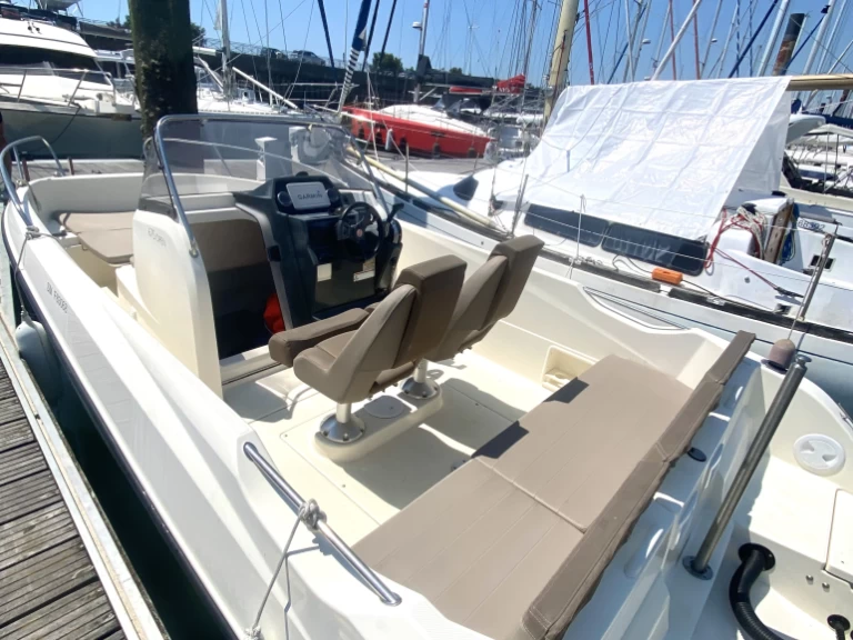 Yacht hire La Rochelle cheap Activ 675 Open