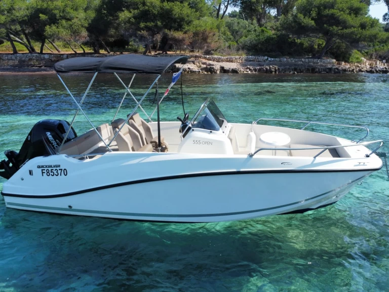 Hire Motorboat Quicksilver with a boat licence