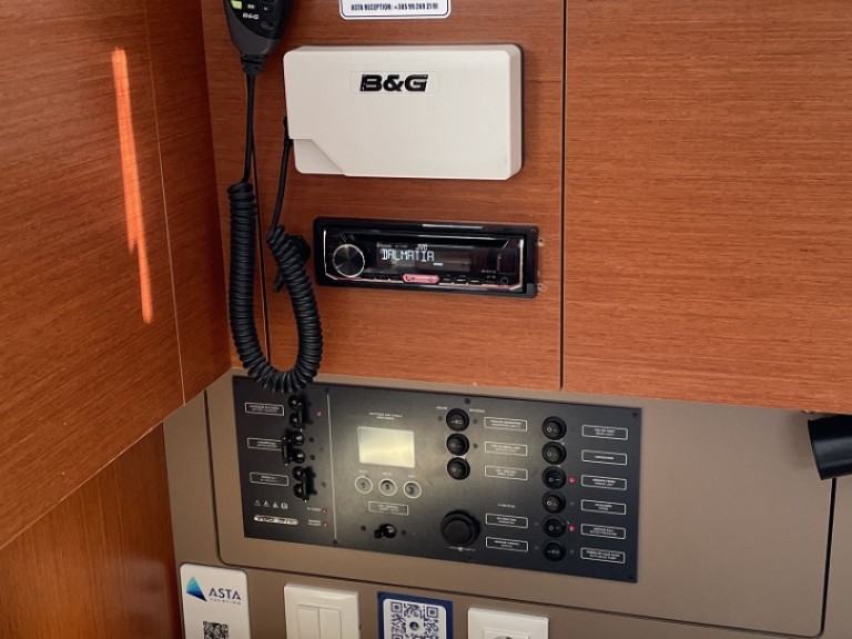 Sailboat to hire Sukošan at the best price