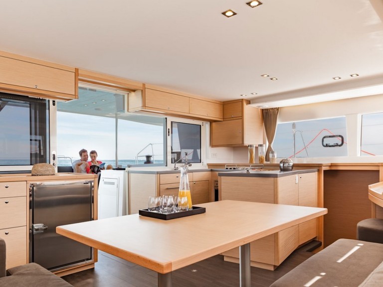 Catamaran to hire Marina (City) at the best price