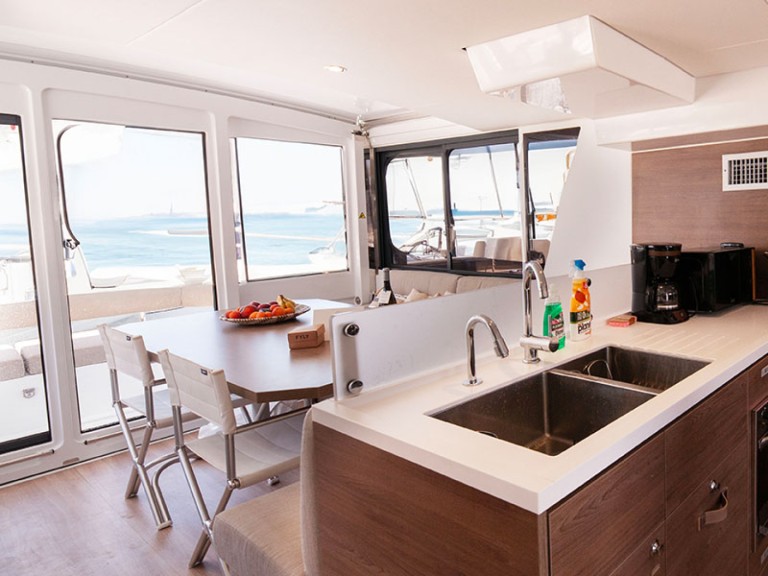 Yacht hire Tourlos cheap Bali 4.6