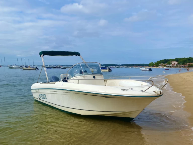 Charter a Jeanneau Cap Camarat 625 in Lège-Cap-Ferret on Samboat