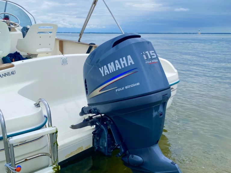 Hire Motorboat Jeanneau with a boat licence