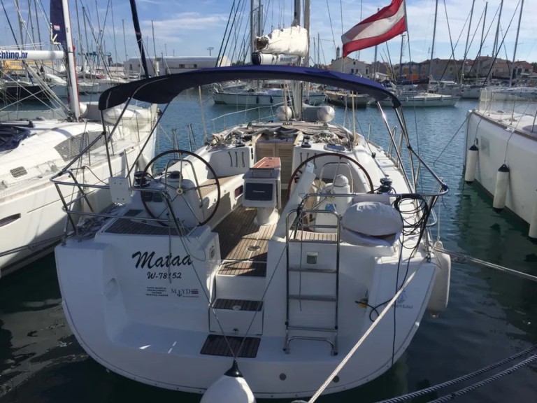 Sailboat hire in Betina - Bénéteau Oceanis 43