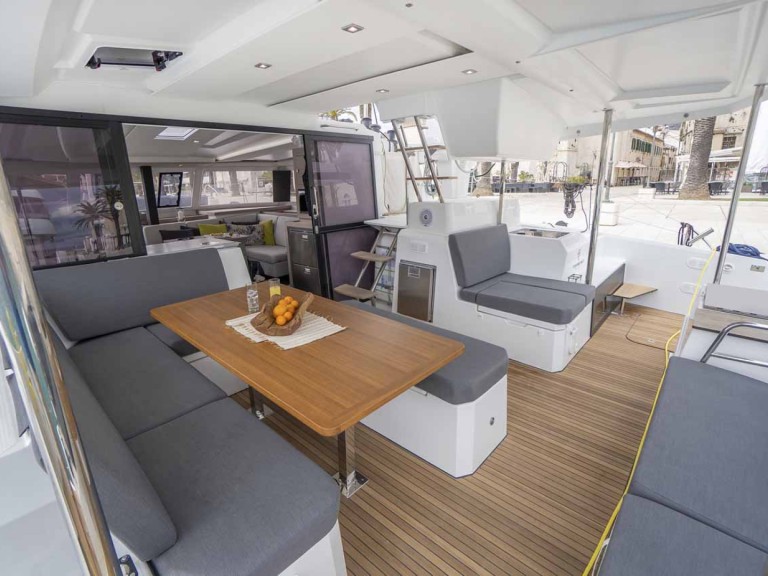 Catamaran to hire Pula at the best price