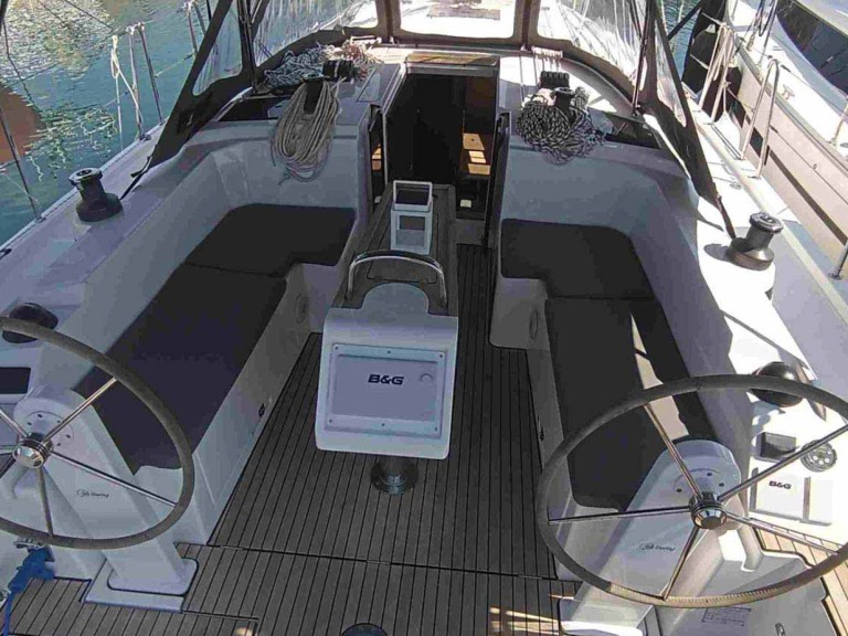 Sailboat to hire Tropea at the best price