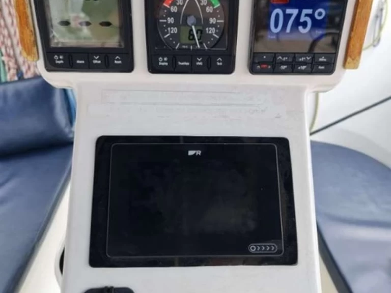 Charter a Bénéteau Oceanis 323 Clipper in Mai Khao on Samboat