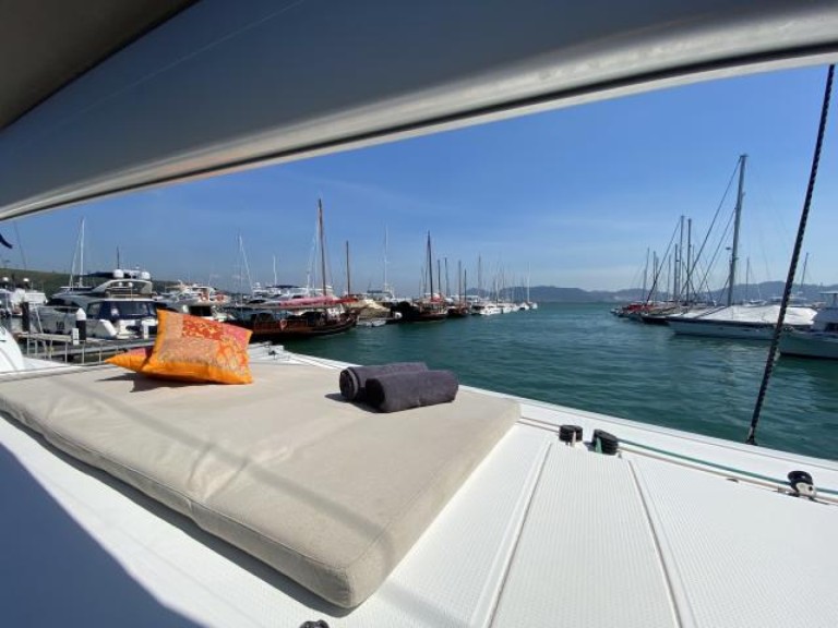 Hire Catamaran Fountaine Pajot with a boat licence