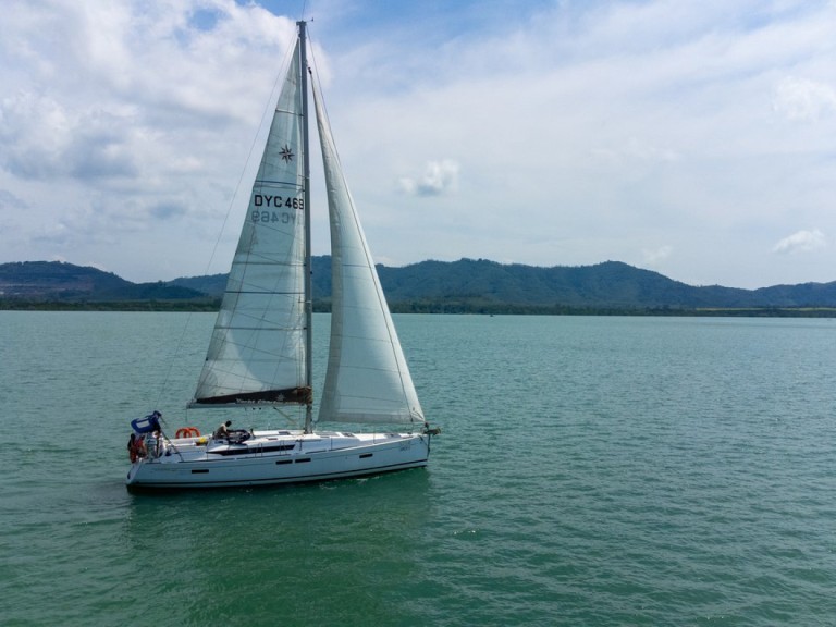 Hire Sailboat Jeanneau with a boat licence
