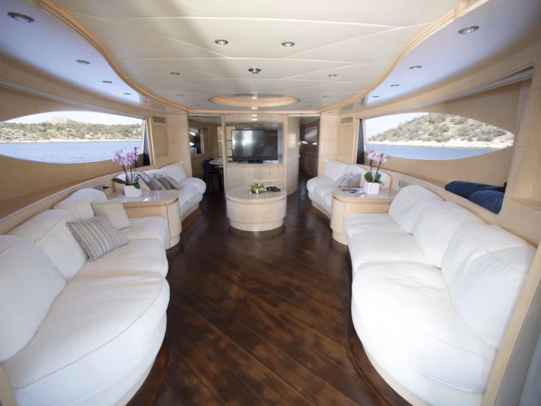 Hire Luxury Yacht Maiora with a boat licence