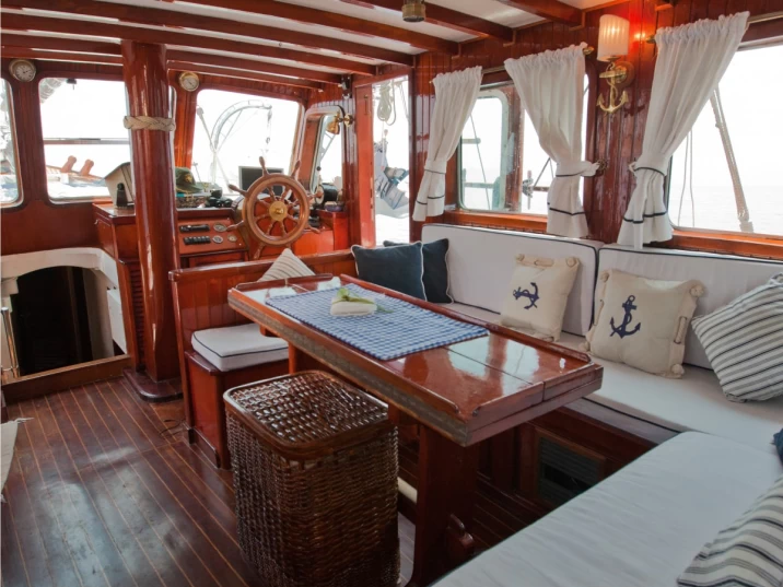 Hire Luxury Yacht with or without skipper  Piraeus