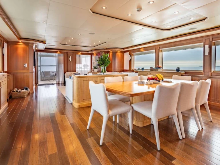 Hire Luxury Yacht with or without skipper Palmer Johnson Nassau