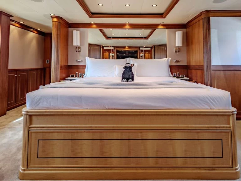 Hire Luxury Yacht Palmer Johnson with a boat licence