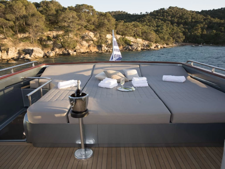 Hire Luxury Yacht Maiora with a boat licence