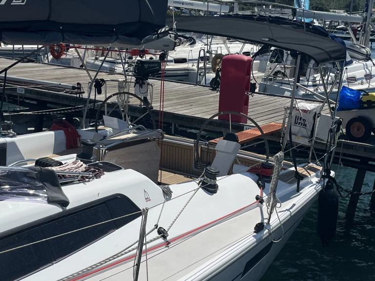 Charter a Dehler Dehler 38 SQ in Punat on Samboat