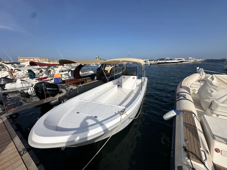 Yacht hire Marzamemi cheap Breeze 820