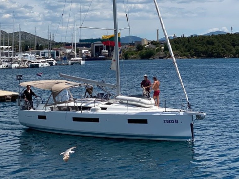 Hire Sailboat with or without skipper Jeanneau Šibenik