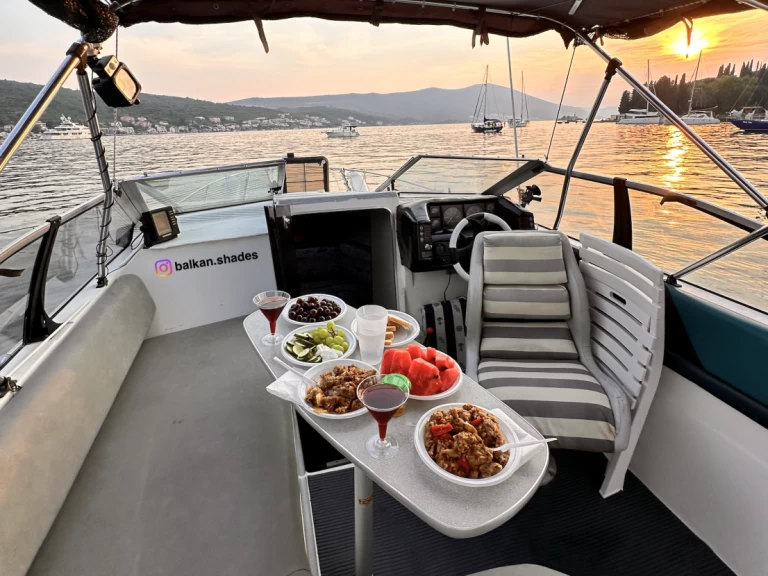 Bayliner Bayliner 2655 Ciera Sunbridge charter bareboat or skippered in  Kumbor