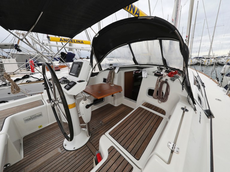 Charter a Bénéteau Oceanis 34 in Šibenik on Samboat