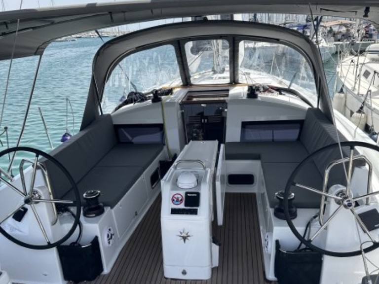 Hire Sailboat Jeanneau with a boat licence