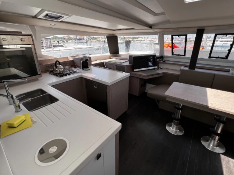 Yacht hire Pointe-à-Pitre cheap Astrea 42