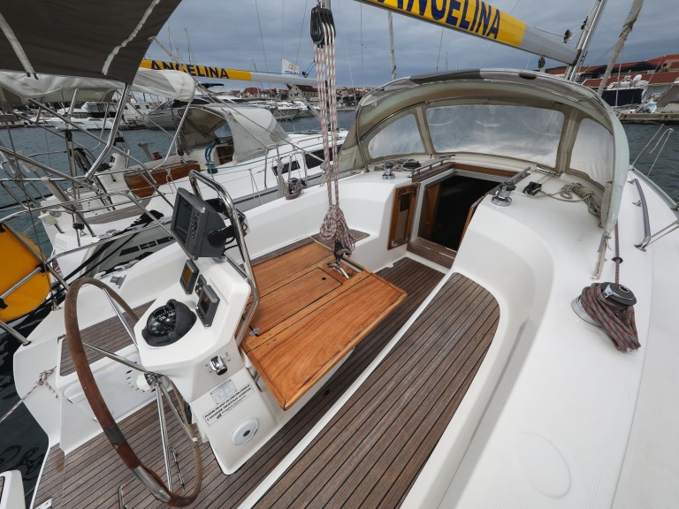 Charter a Bavaria Cruiser 32 in Šibenik on Samboat