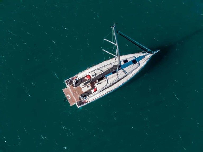 Charter a Jeanneau Sun Odyssey 380 in Palamós on Samboat