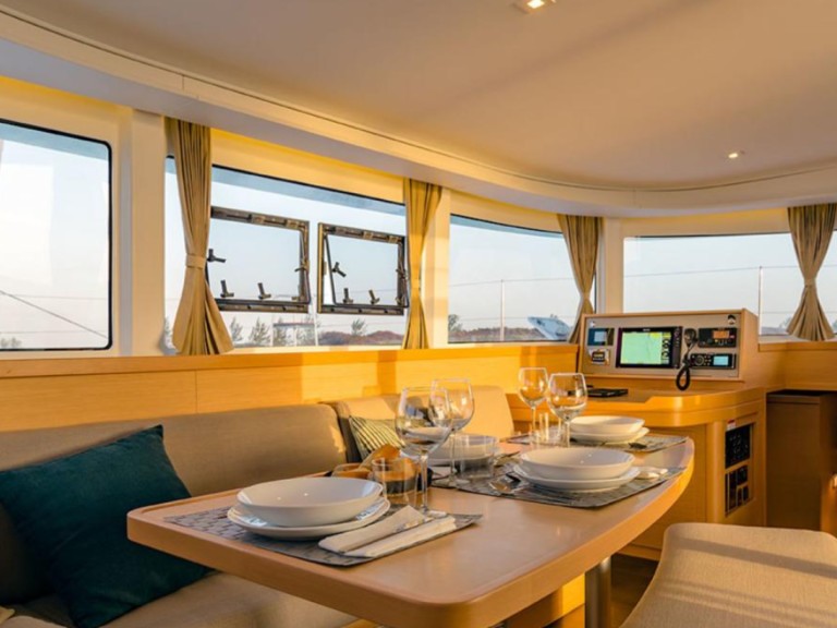 Charter a Lagoon Lagoon 42 in Lefkáda on Samboat