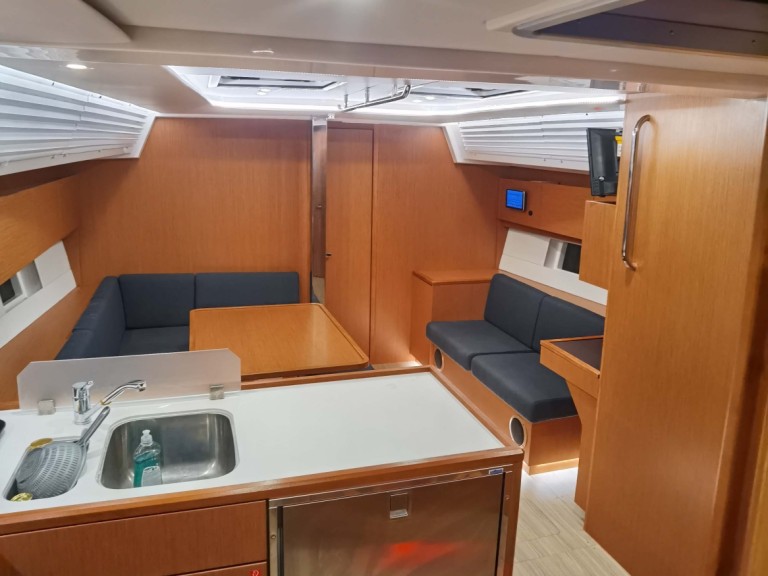 Hire Sailboat Bavaria with a boat licence