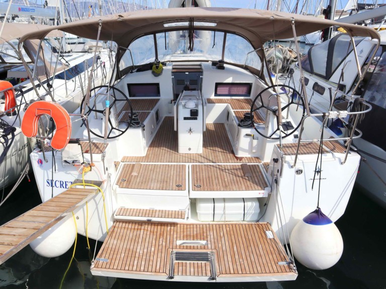 Charter a Jeanneau Sun Odyssey 490 in Alimos on Samboat