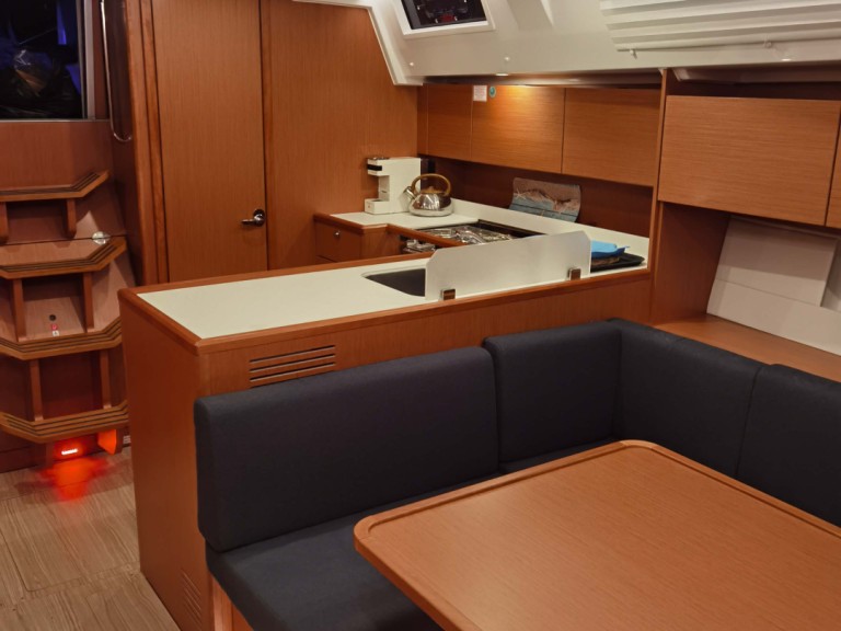 Charter a Bavaria Bavaria C45 in Alimos on Samboat