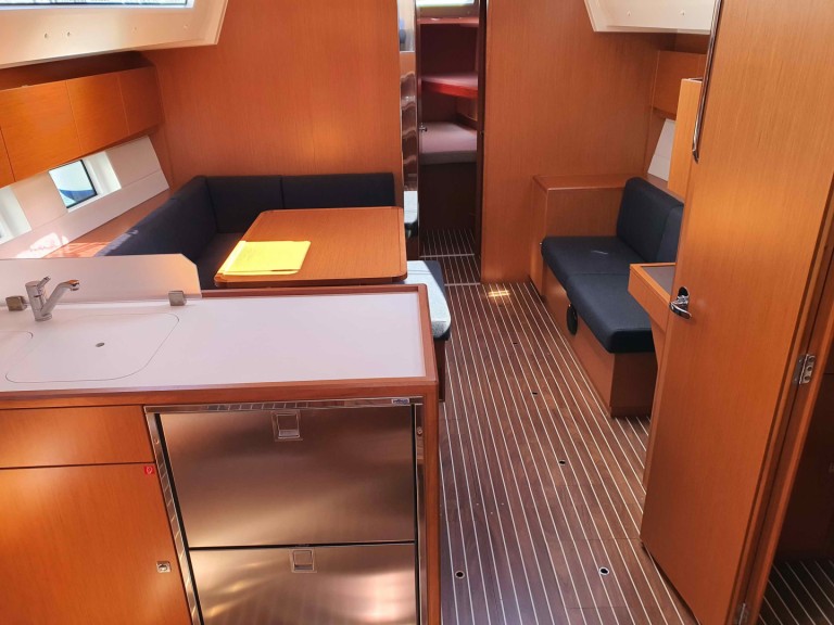 Sailboat to hire Alimos at the best price